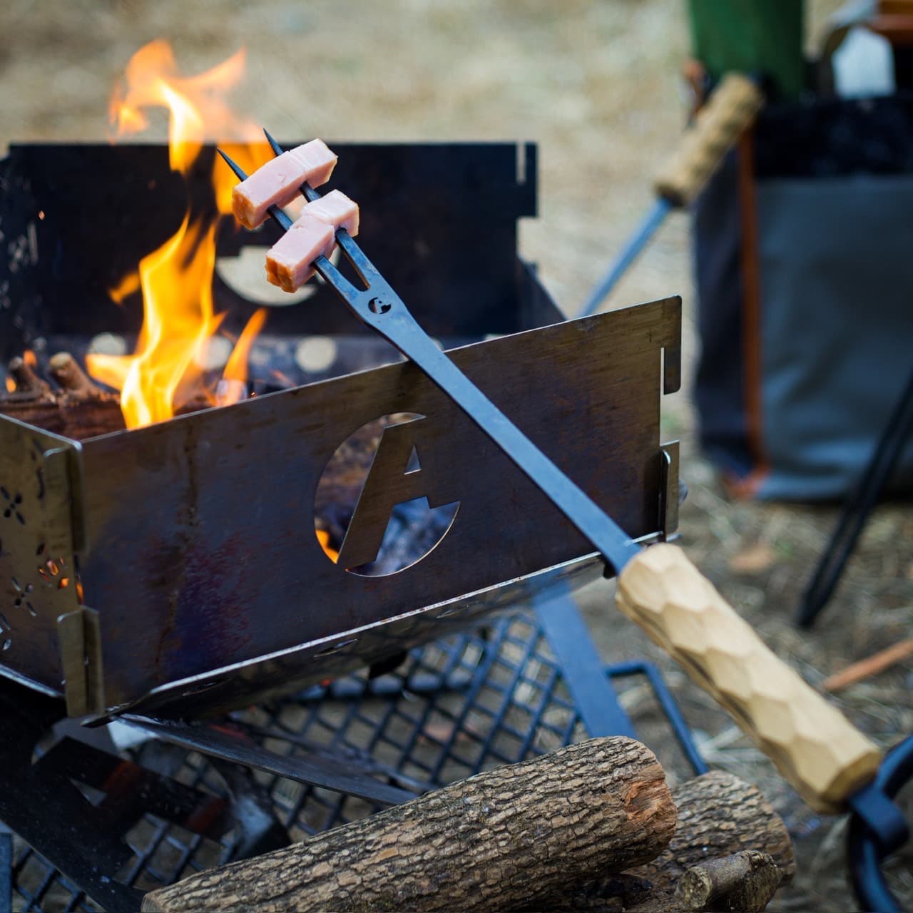 焚き火を純粋に楽しみたい。アシモクラフツの無骨ギアが秀逸。 | GO