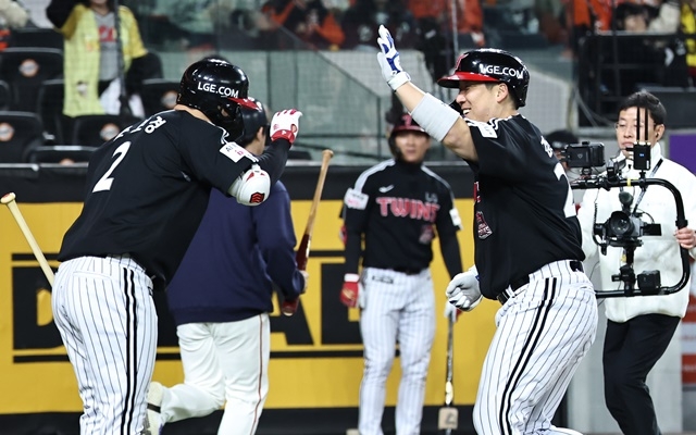 金賢洙（キム·ヒョンス、LGツインズ）が大事な瞬間本塁打を放った