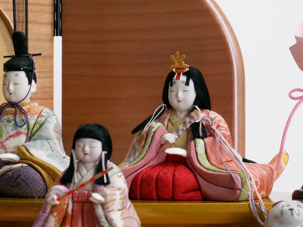 親王と官女2人、囃子3人で構成されるにぎやかな収納式木目込み雛人形