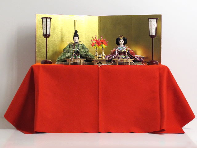 古典的な文様、丸の鶴を衣装に織り込んだ雛人形金屏風収納親王飾りが