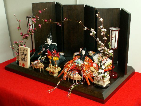 昔風の着せ付けをした、流れるような髪型が特徴の松寿工房の雛人形親王