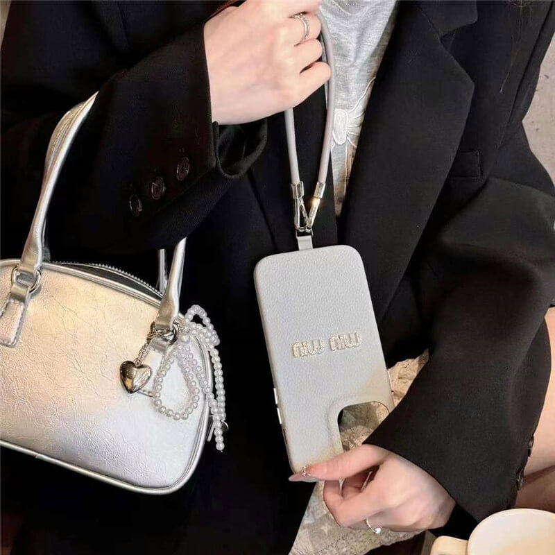 miumiu iphone16 ケース ストラップつき iphone16pro/16promax ケース