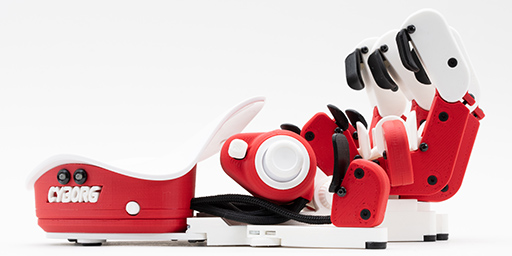 異形の片手用キーパッド「Azeron Cyborg」。慣れは必要だが手に馴染む