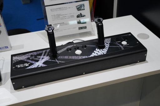 TGS 2019］祝・「ツインスティック量産モデル」お披露目。三和電子