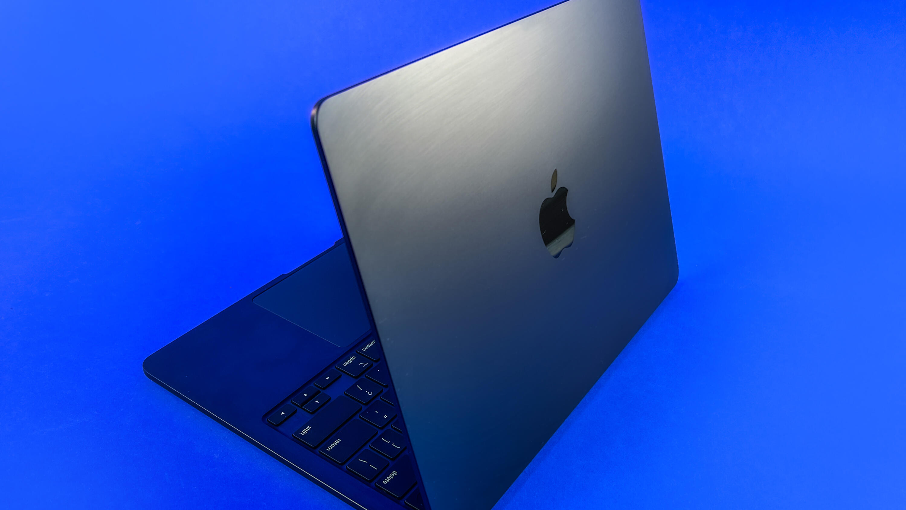 A Closer Look at the New MacBook Air M2 - CNET