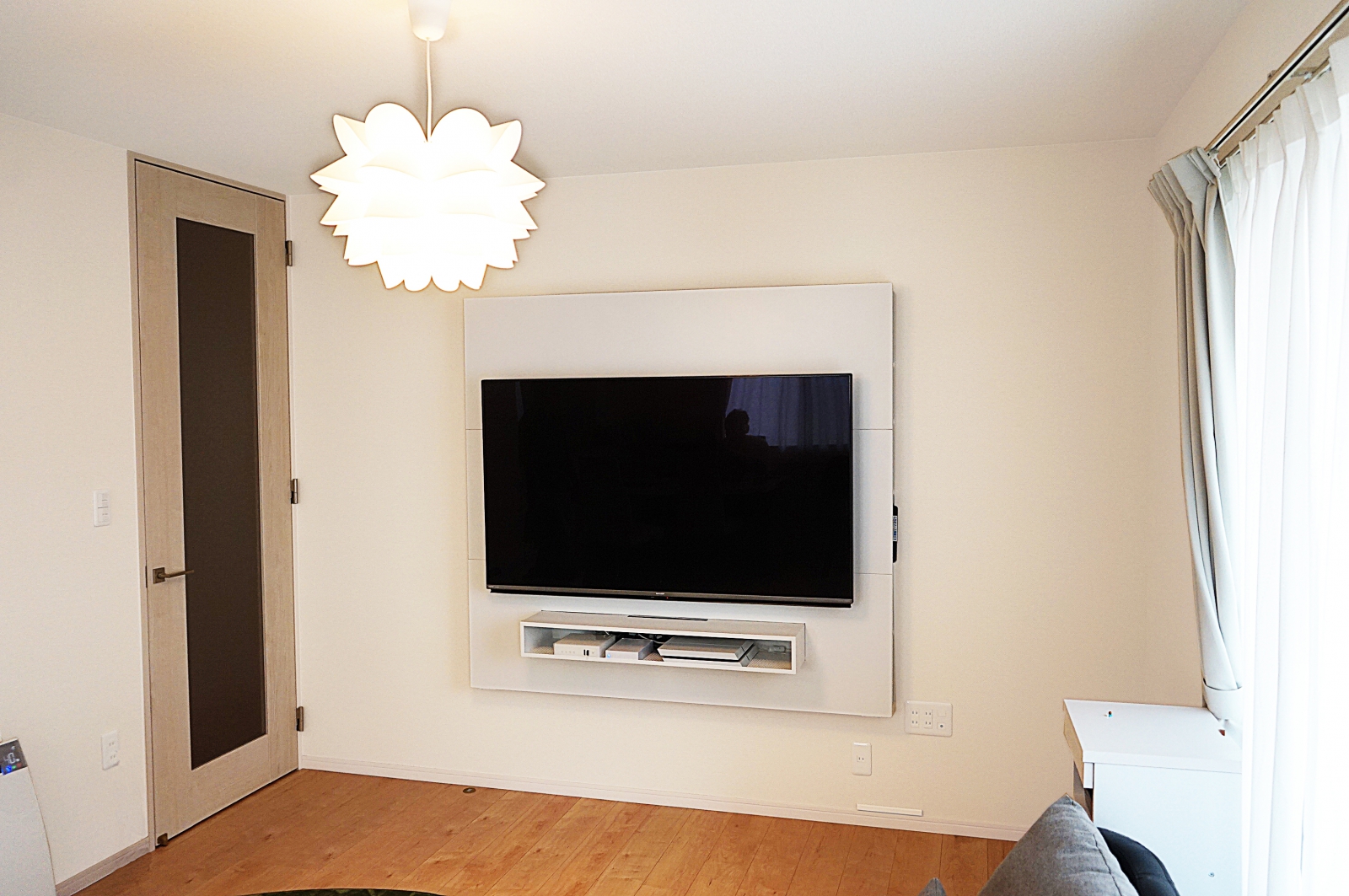 フロートテレビボード「SORA」と60インチ・アクオスを壁掛け CATO施工