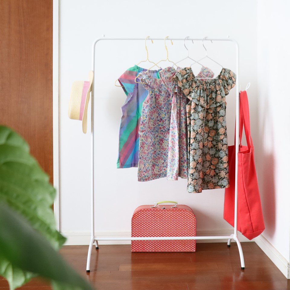 子供から大人まで使える！高さ調節ができるシンプルなホワイトアイアン