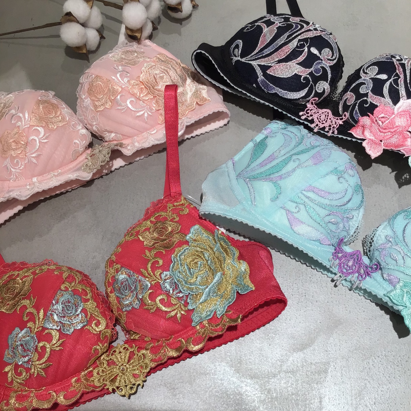 くっきり谷間♪盛りブラコレクション | サルート by ワコール