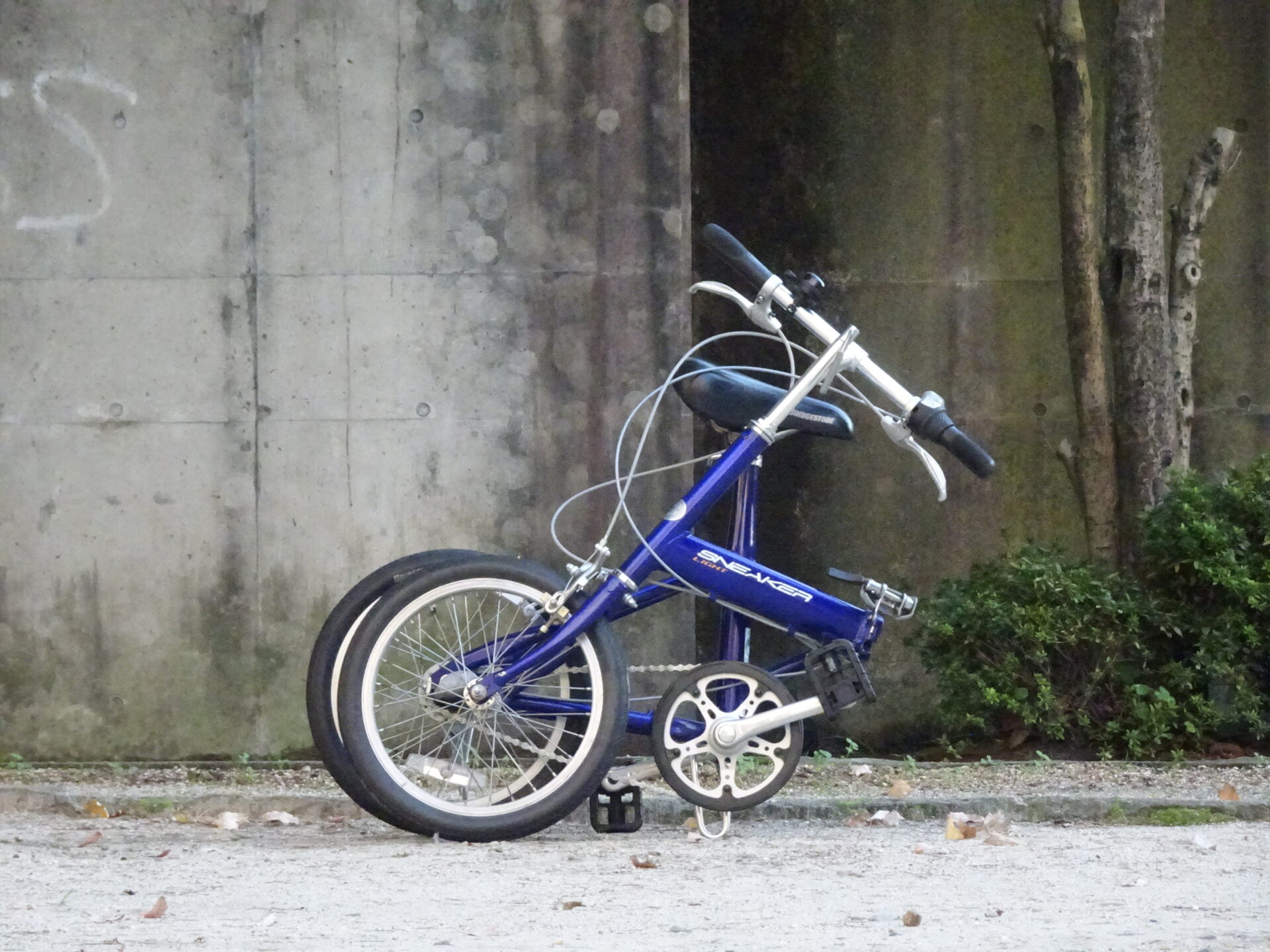 中古折り畳み自転車 BRIDGESTONE SNEAKER LIGHTが入荷しましたので簡単