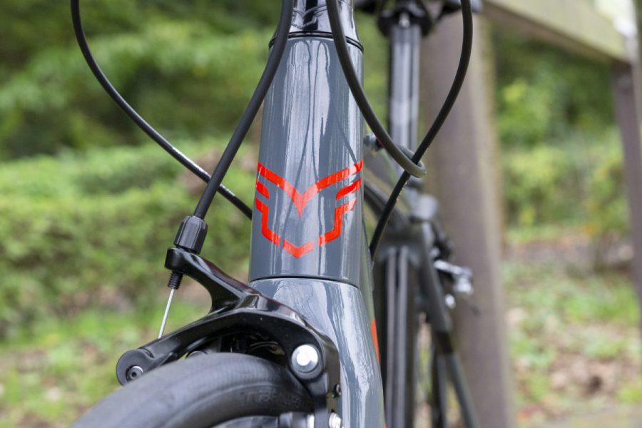 アルミロードバイクらしいキレのある走りだが快適性も確保されたFelt