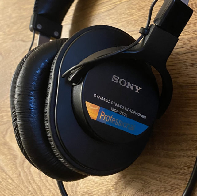 SONY MDR-7506が最初のモニターヘッドフォンとして完璧な理由(CD900ST