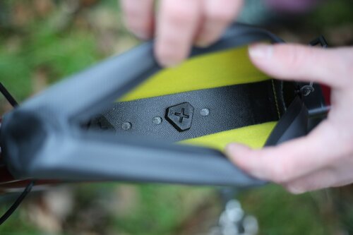 エクスペディション トップチューブバッグボルトオン（1L）｜APIDURA