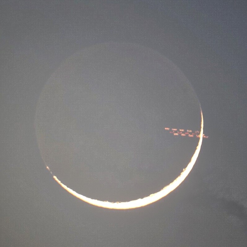 97184: 月齢2.0の月と謎の宇宙船？Ⅱ by hoshino-satori - 天体写真