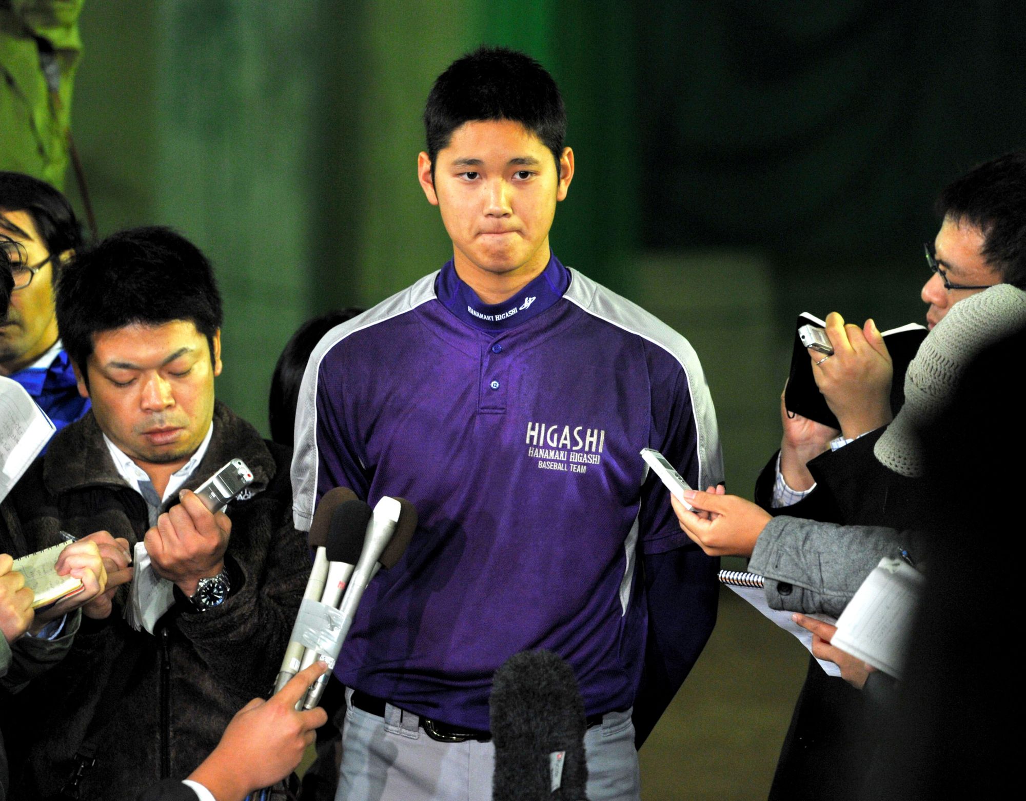 日本ハムの1位指名を受け会見に臨む花巻東の大谷翔平＝2012年（13/15