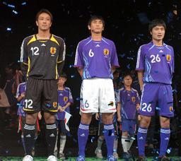 asahi.com：サッカー日本代表、新ユニホームを発表 - スポーツ