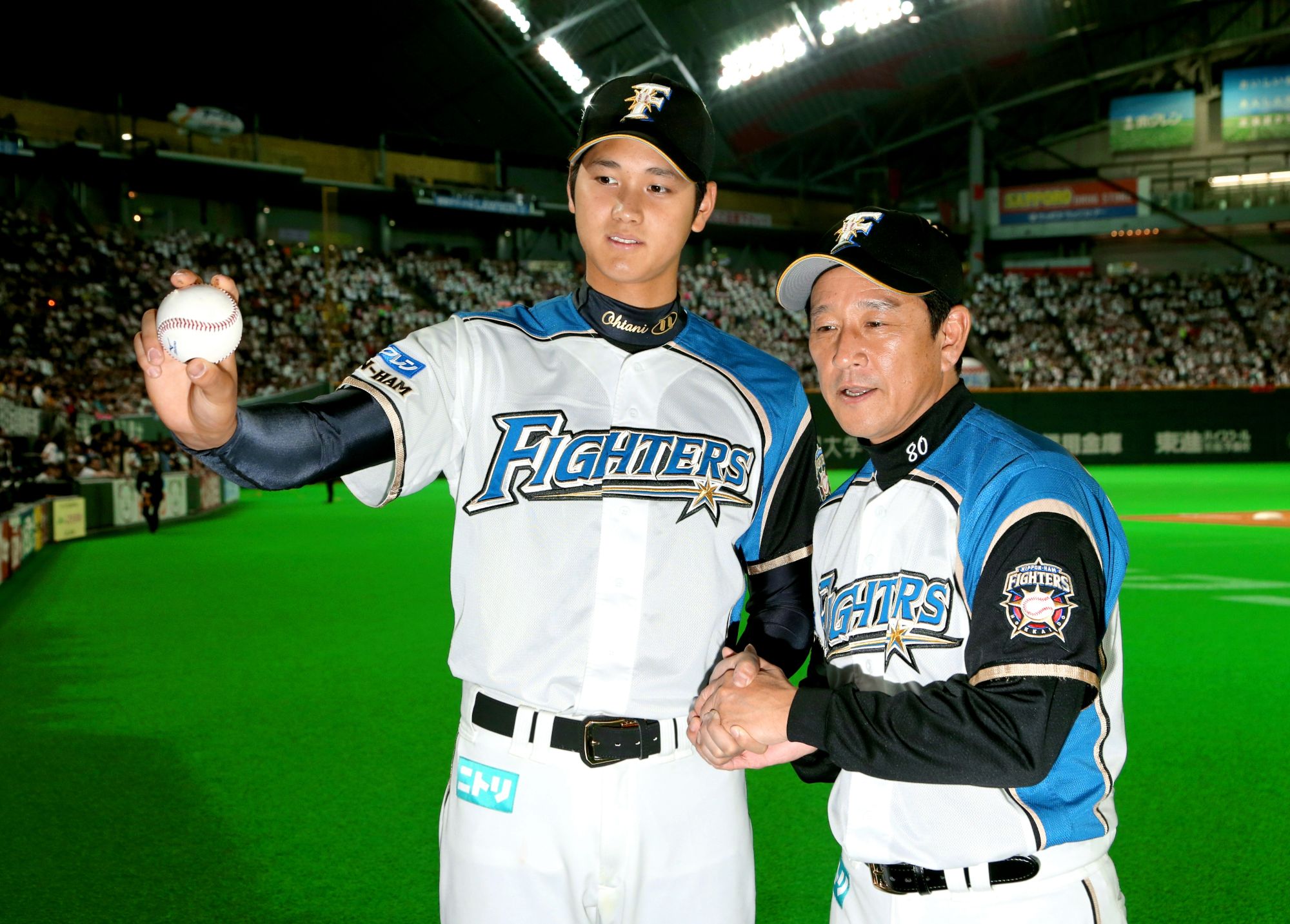 キャンプ初日、練習で笑顔を見せる日本ハムの大谷翔平＝2013年（4/23