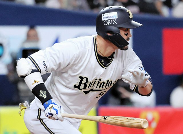 オリックス一筋19年、T―岡田が引退決意 2010年の本塁打王：朝日新聞