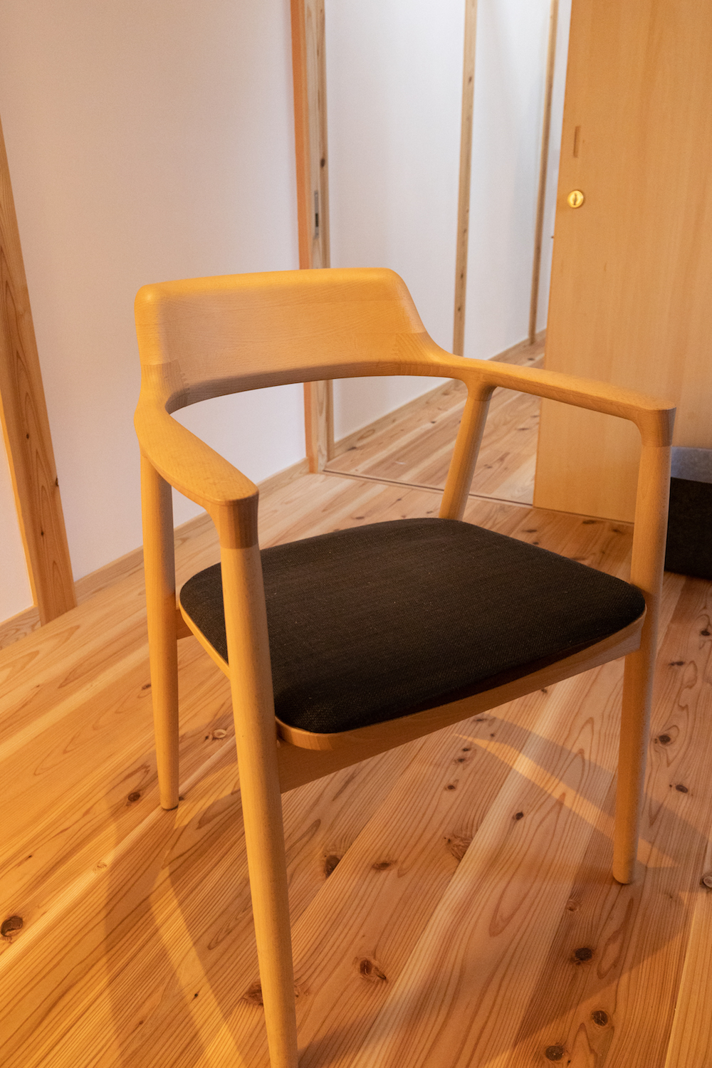 MARUNI COLLECTION ヒロシマアームチェア BY 深澤直人 - attract