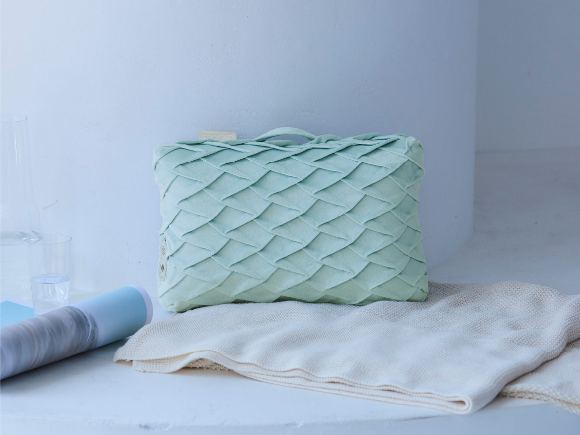 コンパクト＆軽量の「マッサージクッション ミニ」に 華やかなプリーツ