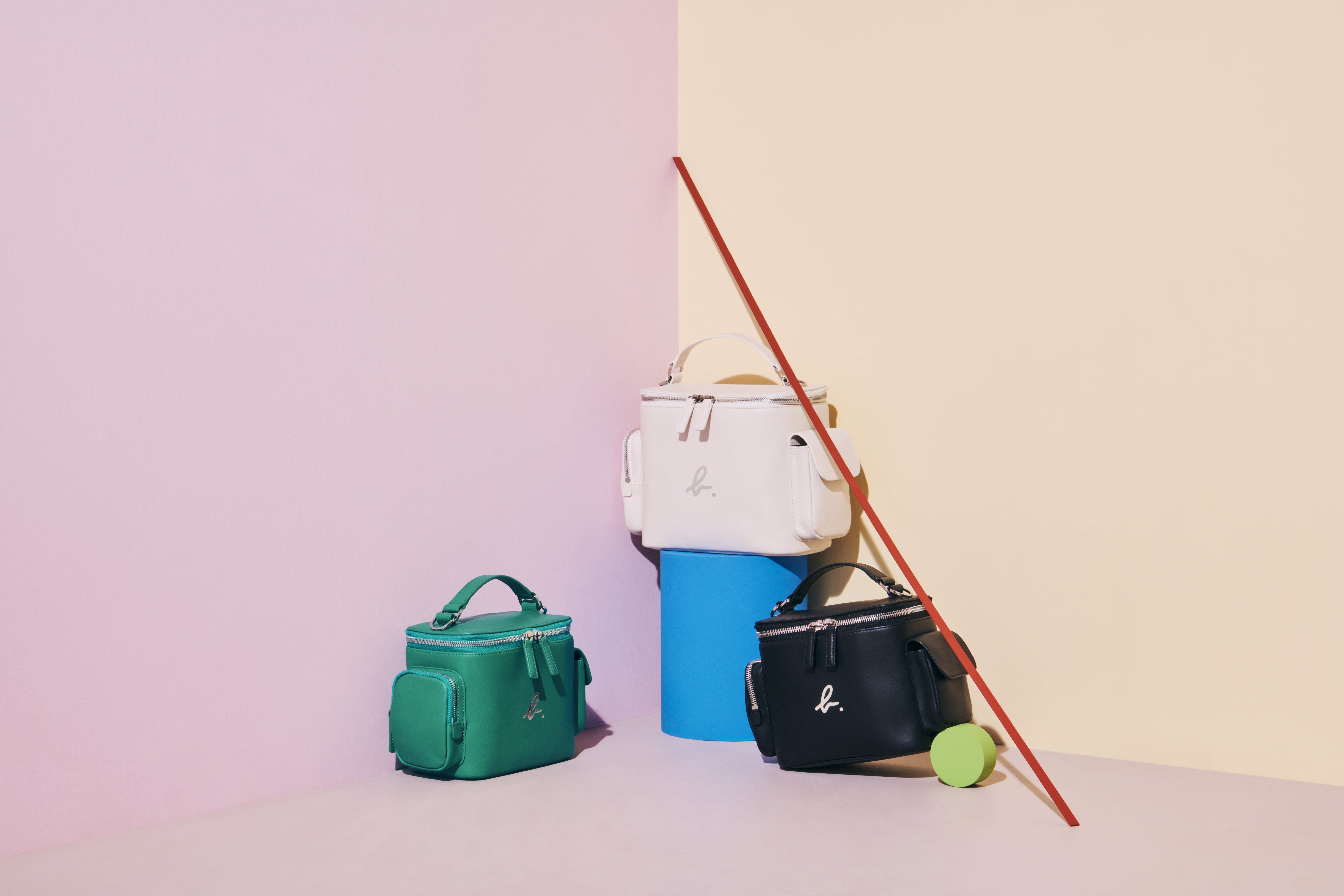 アニエスベー、新作レザーバッグ発売 新デザインのカメラバッグ“Vanity