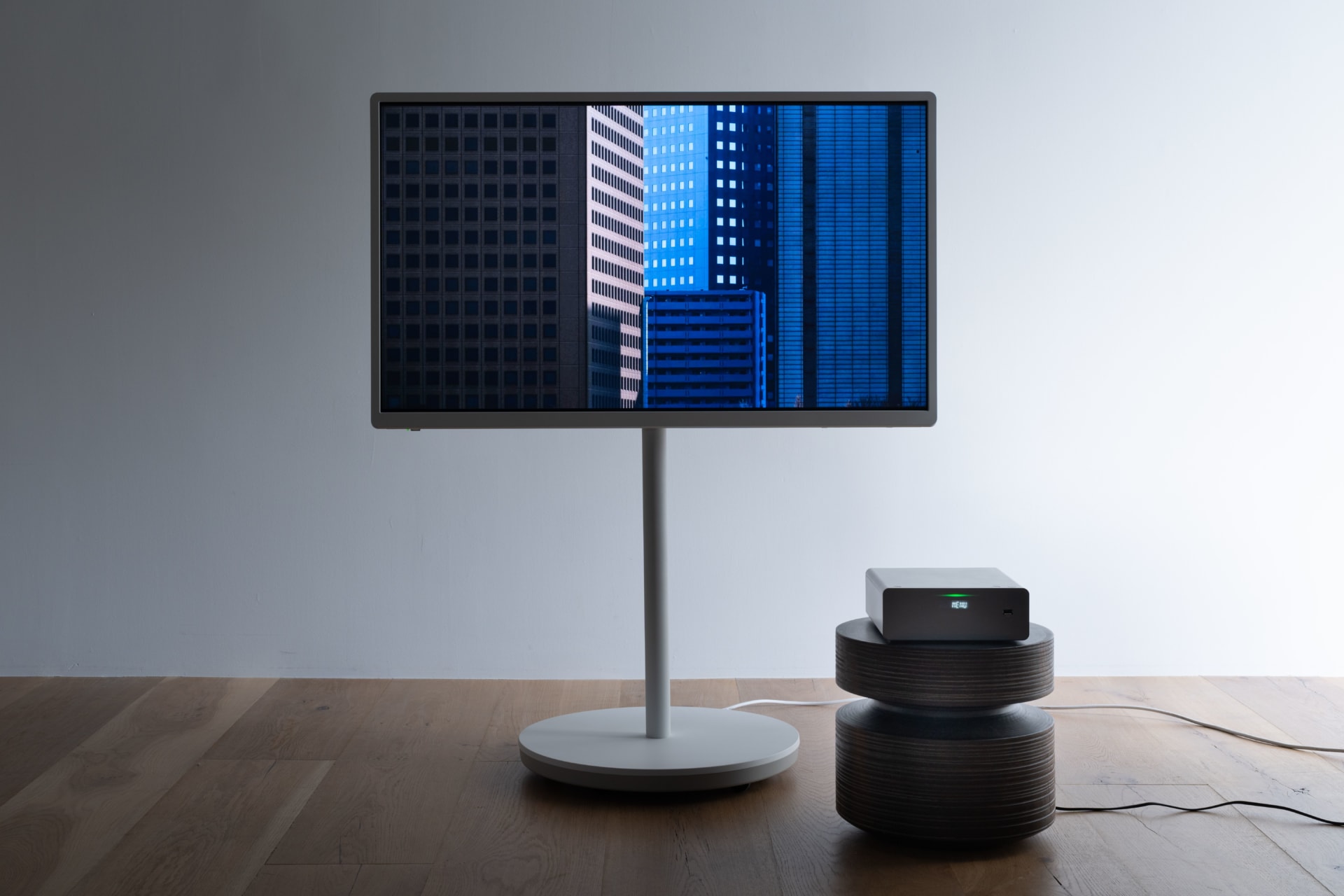 インテリア視点から⽣れた パナソニックのレイアウトフリーテレビ「TH