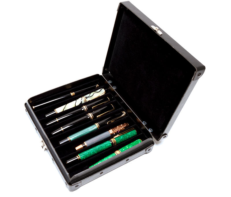 新製品】万年筆を8本収納できるコレクター向けのペンBOX が、本棚に