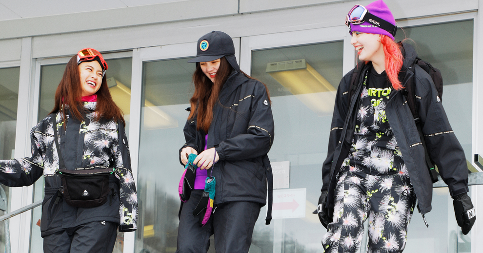 X-girl x Burtonコラボコレクションのルックを公開！