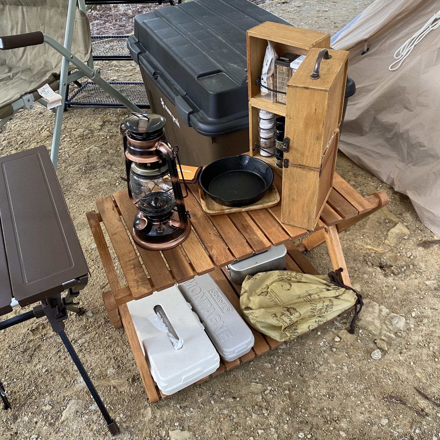 ニトリ「木製折りたたみラック」は最強のキャンプギアだってご存じです