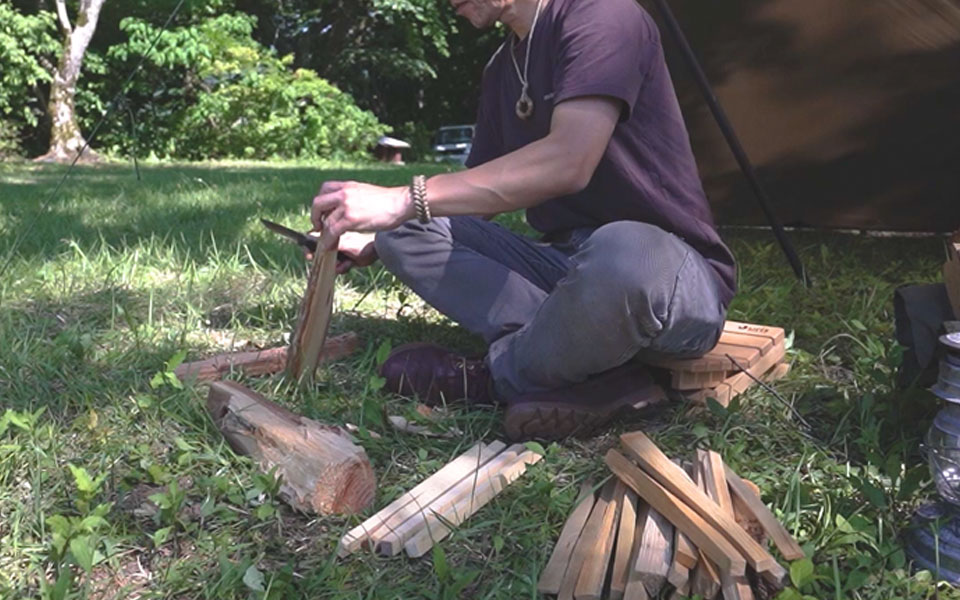 アグラー”に最高！オールウッドで作られた2WAYアウトドアチェア「URIS