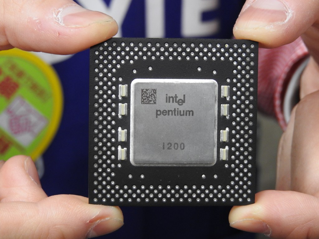 懐かしのPCパーツ図鑑】 Vol.18Intelの第2世代CPU、MMXではないほうの