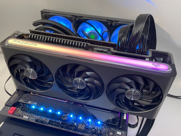 ベイパーチャンバークーラーと強力電源で高クロック動作を実現