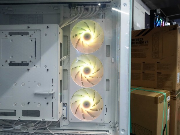 420mmラジエーターや480mmまでのVGAに対応するピラーレスフルタワー