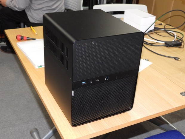 8台の3.5インチHDDを搭載できるNAS向けMini-ITXケース、JONSBO「N3」が