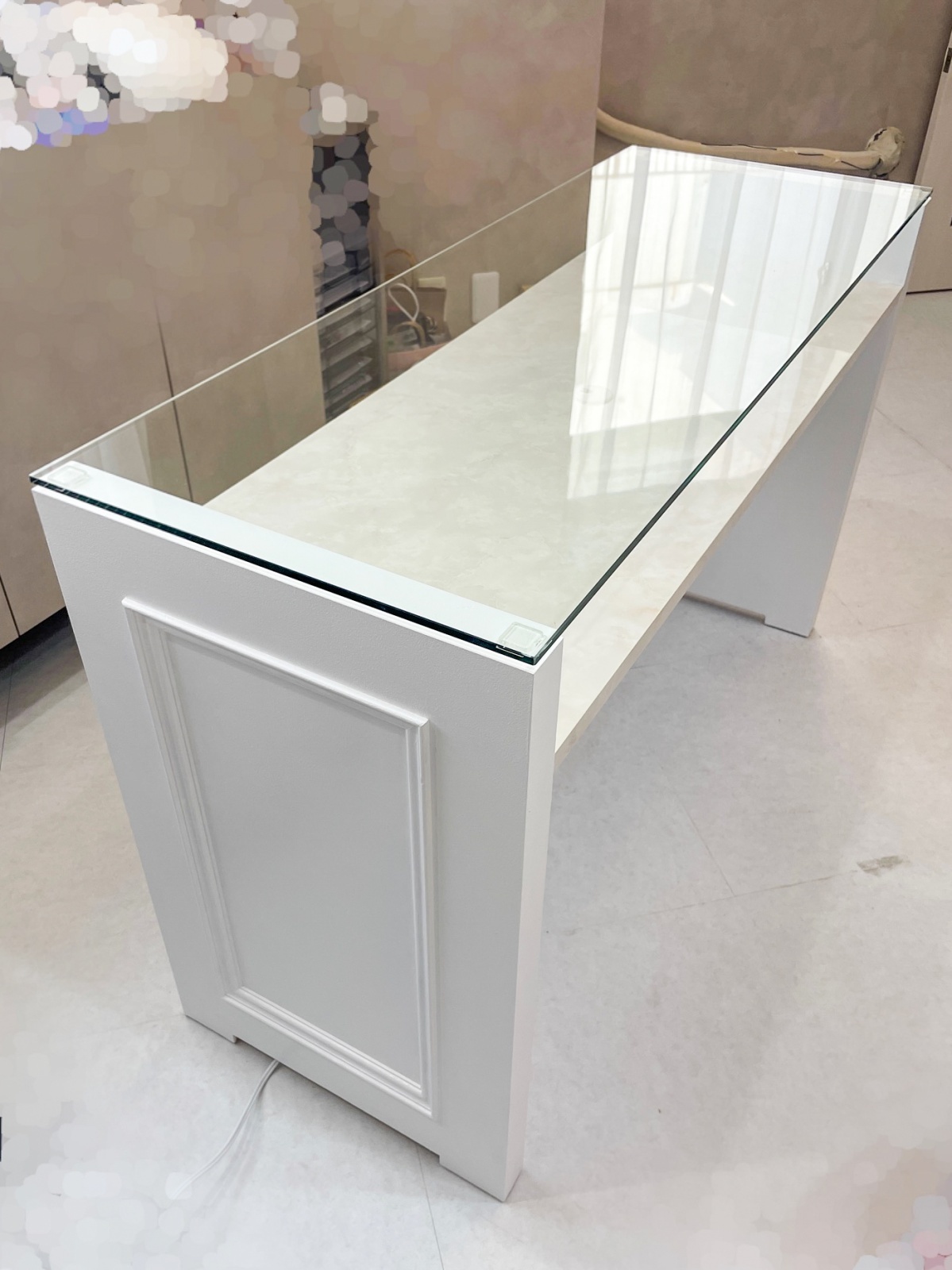 高級ネイルデスクのオーダーメイド、ゴージャスでかわいいガラス