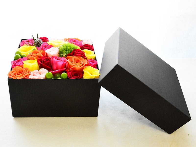 カラフルなミニバラたちの大きめBOXフラワー「KAMOE／花萌