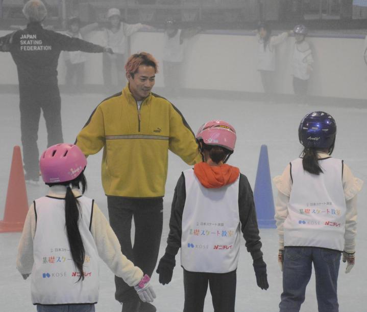 元世界王者の高橋大輔さんが松山でスケート教室 フィニッシュポーズ