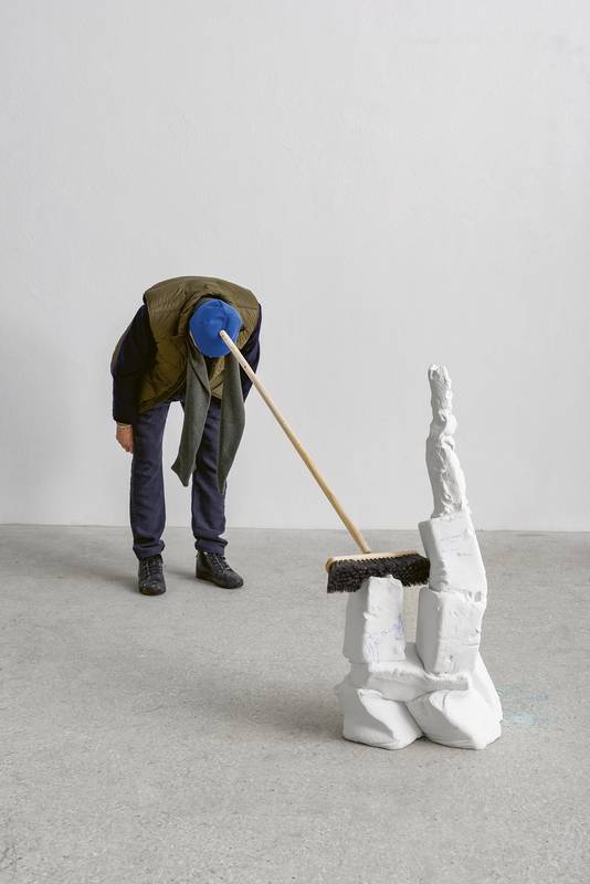 ONE MINUTE SCULPTURES | Erwin Wurm