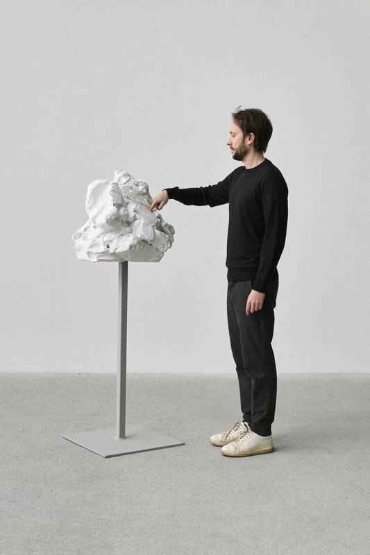 ONE MINUTE SCULPTURES | Erwin Wurm
