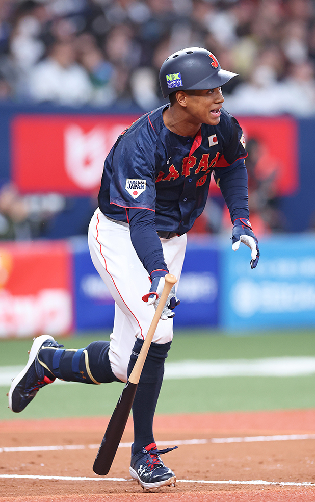 侍・万波中正が途中出場で二塁打 4番を担う〝村神様〟から授かった