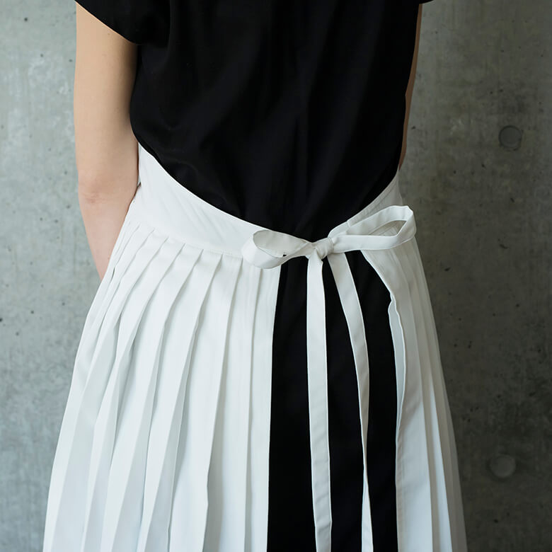 DEAN＆DELUCA×BEAMS COUTURE プリーツエプロンドレス ホワイト | DEAN