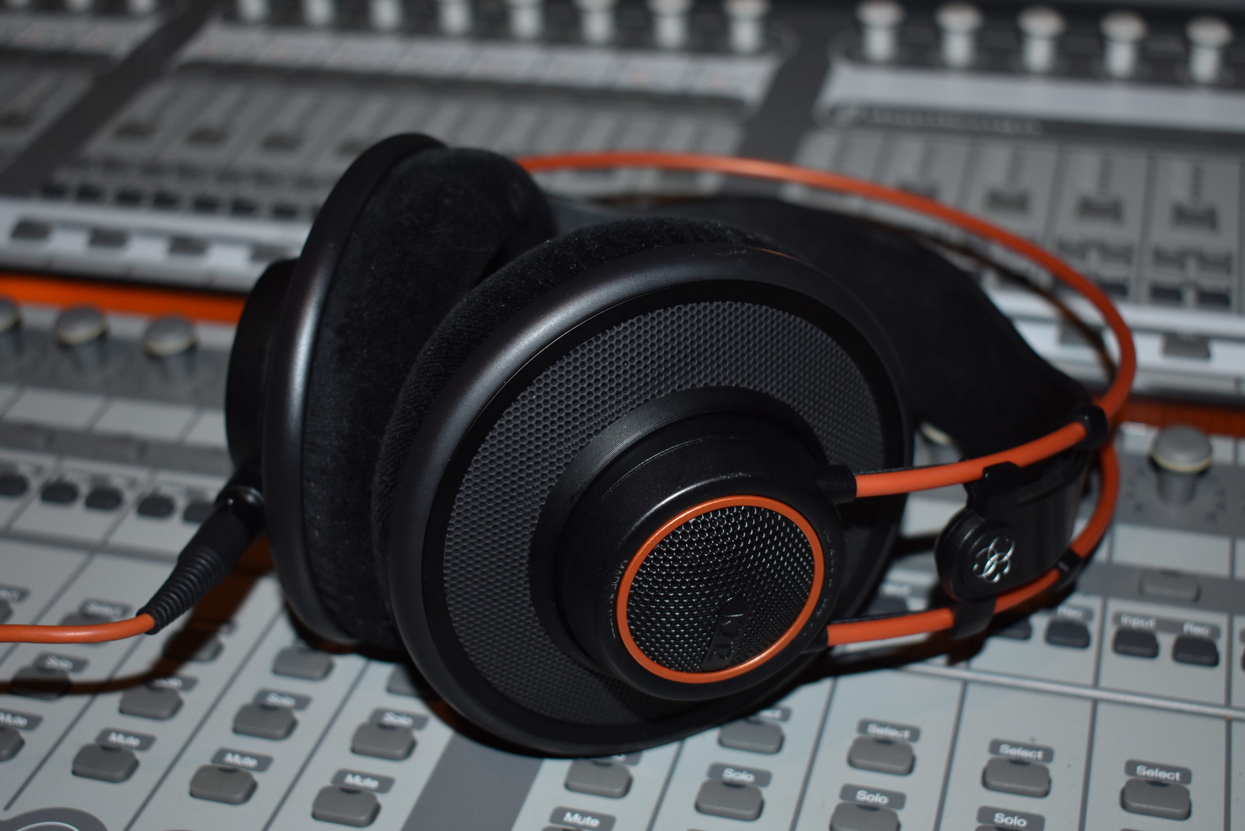 モニター環境をレベルアップさせるAKGのハイエンドなモニター