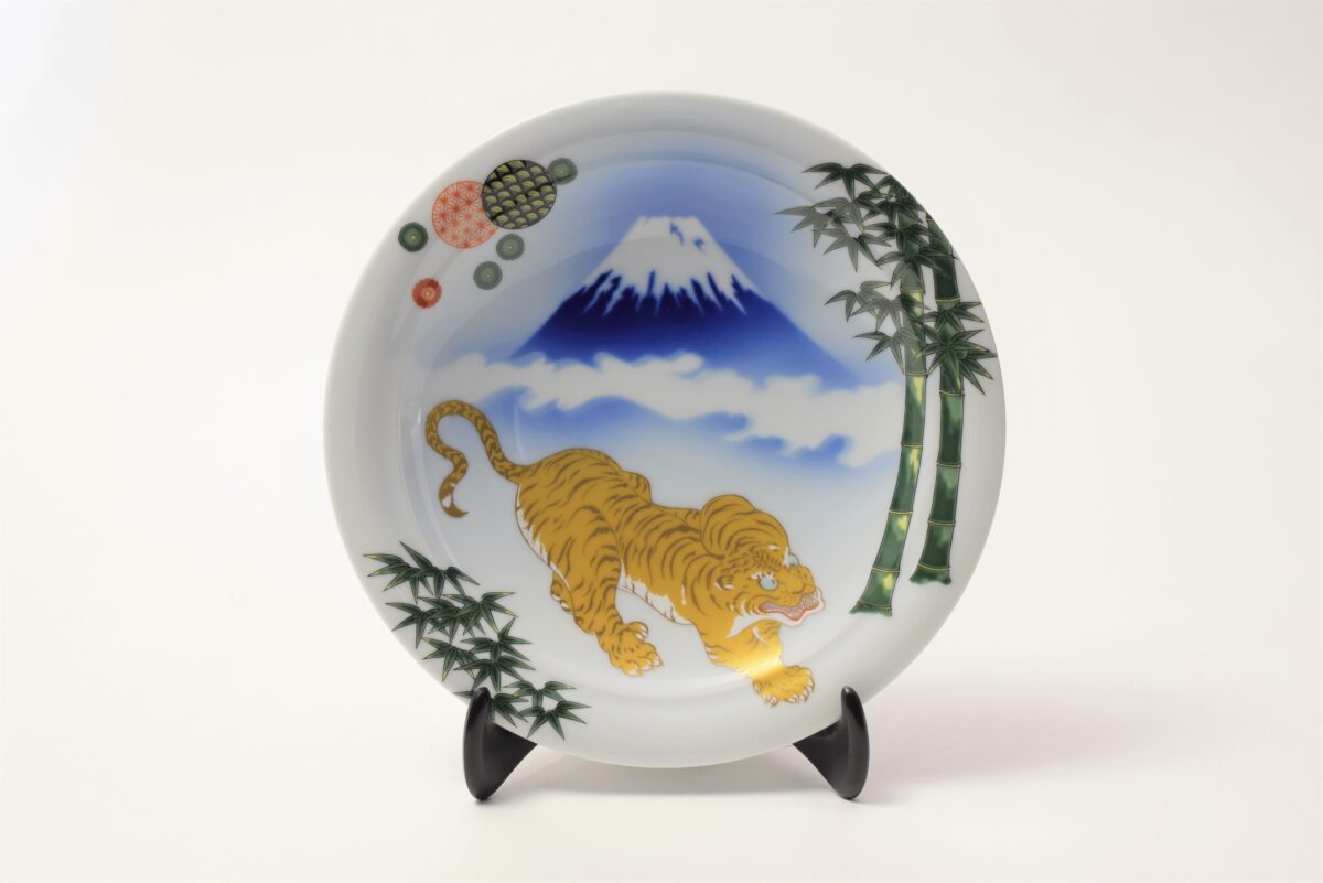 新作 『寅』染付富士に錦竹虎図 縁起皿｜お知らせ｜有田焼 深川製磁