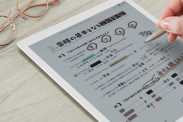 電子ペーパー「クアデルノ」カラーモデルを発表 ～薄さ、軽さ、書き