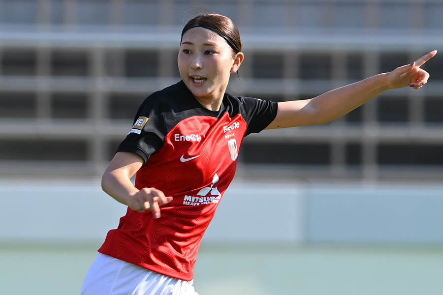 浦和L・女子プロサッカー塩越柚歩「大人っぽ雰囲気」なヘアスタイルに