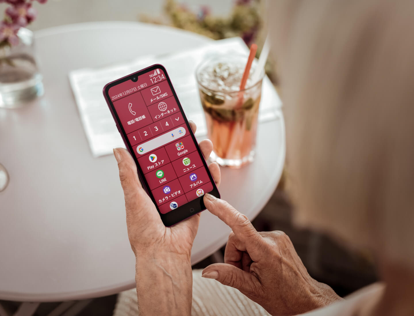 らくらくスマートフォン Lite MR01：製品紹介 | FCNT合同会社