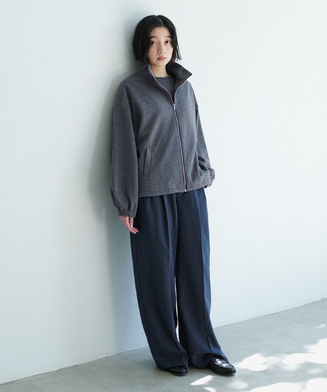 THREE FIFTY STANDARD ヘリンボーン柄のジップブルゾン〈グレー