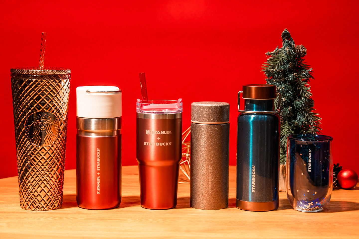スターバックスの24年クリスマス限定グッズ第2弾、ラメ輝くタンブラー