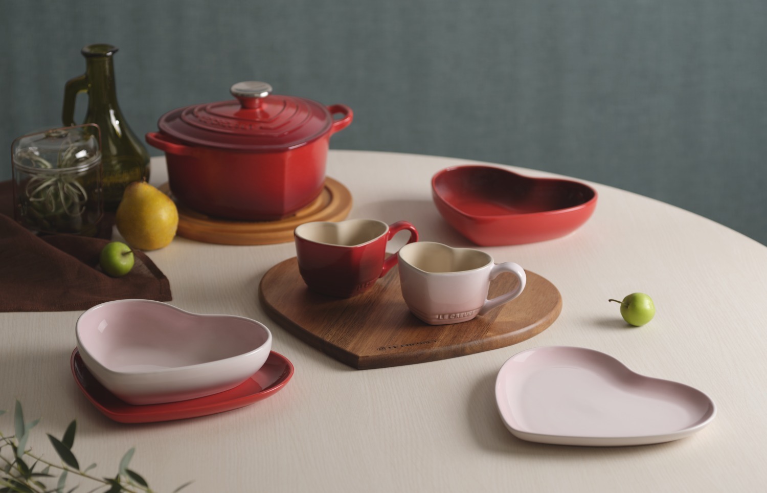 ル・クルーゼのバレンタイン“ハート型”テーブルウェア、淡いピンクの深