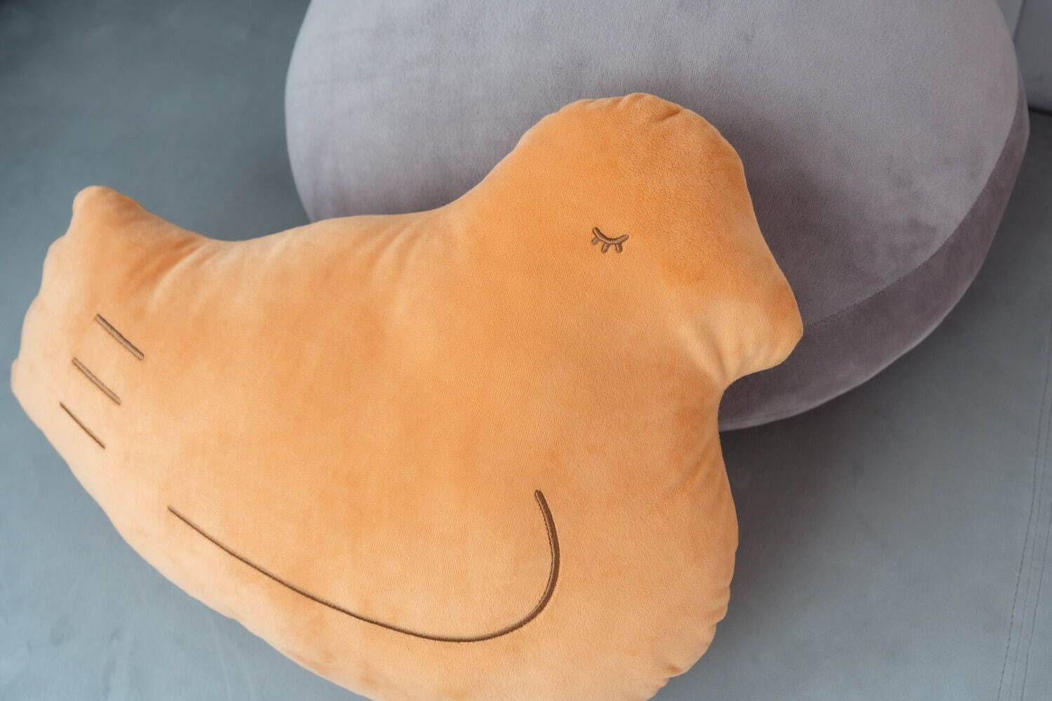 豊島屋「鳩サブレー」がふんわりクッションに、「鳩ッション」大小2