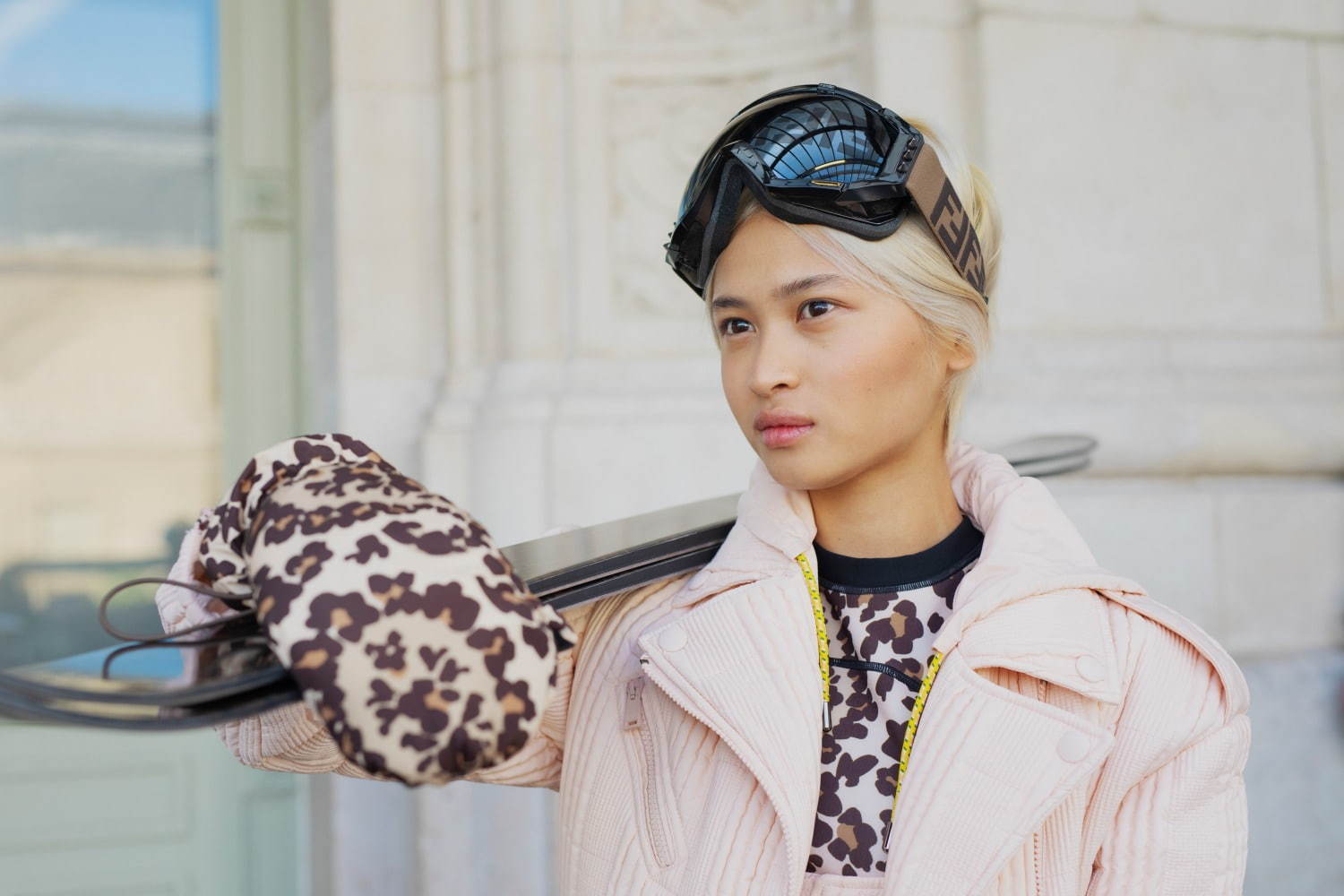 フェンディの新作スキーウェア、機能的なリサイクルダウンジャケットや